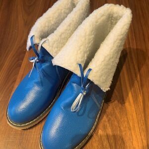 Boots, never worn, sz 7, faux leather and shearling, bright blue
